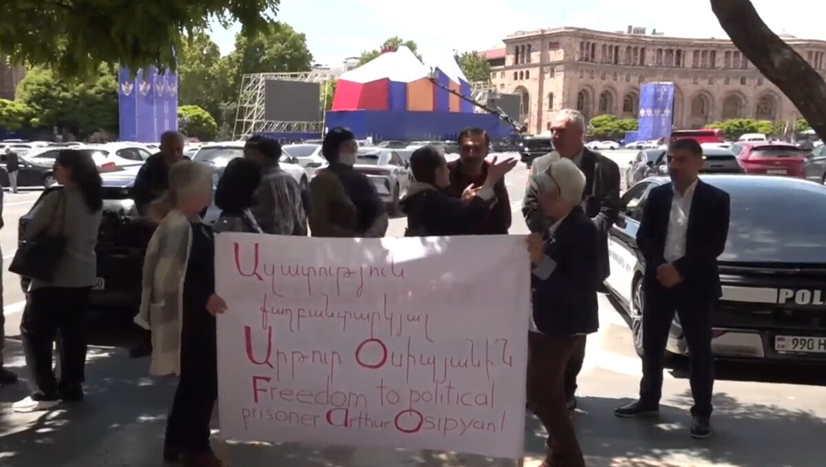 Акция с требованием освобождения Осипяна. Кадр видео Европейской партии Армении Акция с требованием освобождения Осипяна. Кадр видео Европейской партии Армении