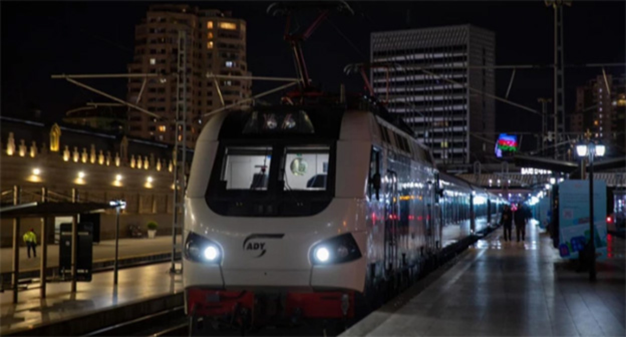 Поезд Баку – Тбилиси - Баку. 26 мая 2026 г. Фото: https://media.az/society/passazhirskij-poezd-baku-tbilisi-baku-otpravilsya-v-rejs Поезд Баку – Тбилиси - Баку. 26 мая 2026 г. Фото: https://media.az/society/passazhirskij-poezd-baku-tbilisi-baku-otpravilsya-v-rejs