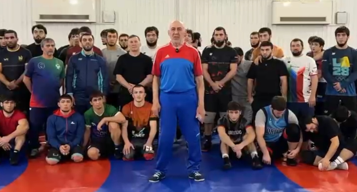 Магомед Гусейнов (в центре) и спортсмены. Кадр видеообращения из телеграм-канала "Черновик 2.0" https://t.me/chernovik_new/9205