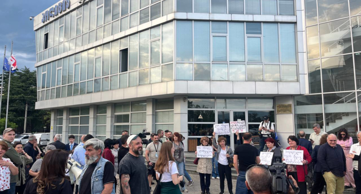 Стоп-кадр: "Протестующие против насилия полиции в Гори". Фото: interpressnews / https://www.interpressnews.ge/ka/article/871209-goris-policiis-shenobastan-sadac-saprotesto-akcia-mimdinareobs-xmauri-iqo