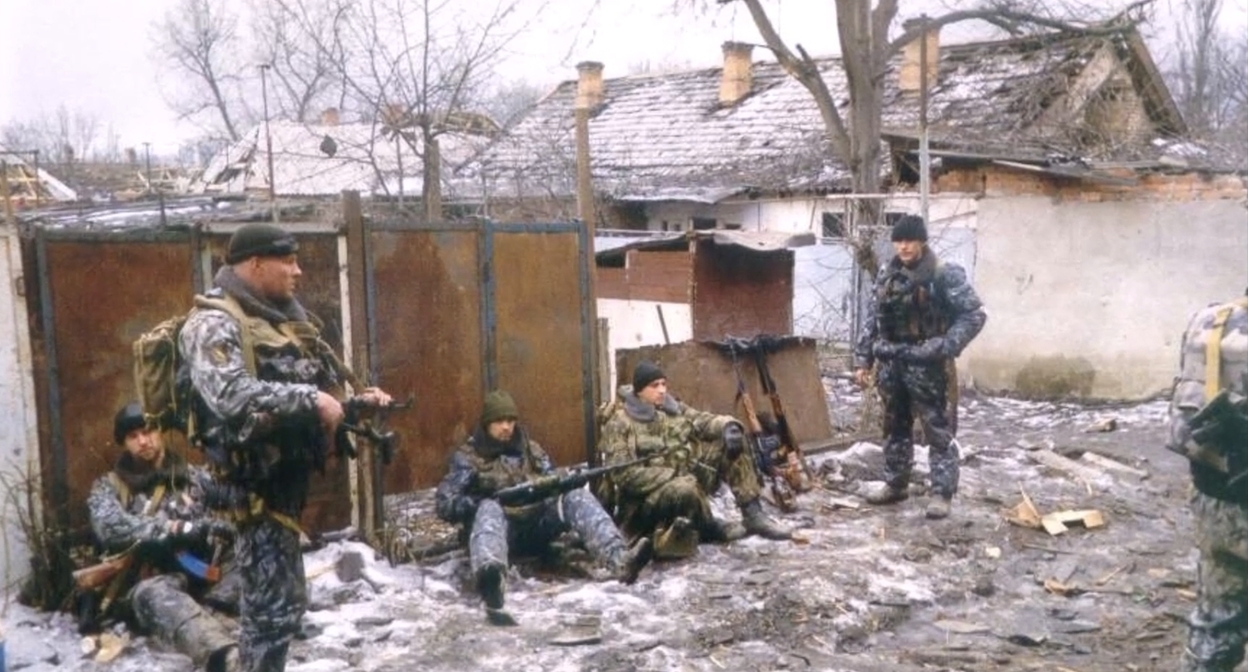 Бойцы ОМОН в Чечне, 2000 год. Кадр видео Весна 2000, гибель Пермского ОМОН Вторая Чеченская (кампания) Война в Чечне на YouTube Бойцы ОМОН в Чечне, 2000 год. Кадр видео Весна 2000, гибель Пермского ОМОН Вторая Чеченская (кампания) Война в Чечне на YouTube