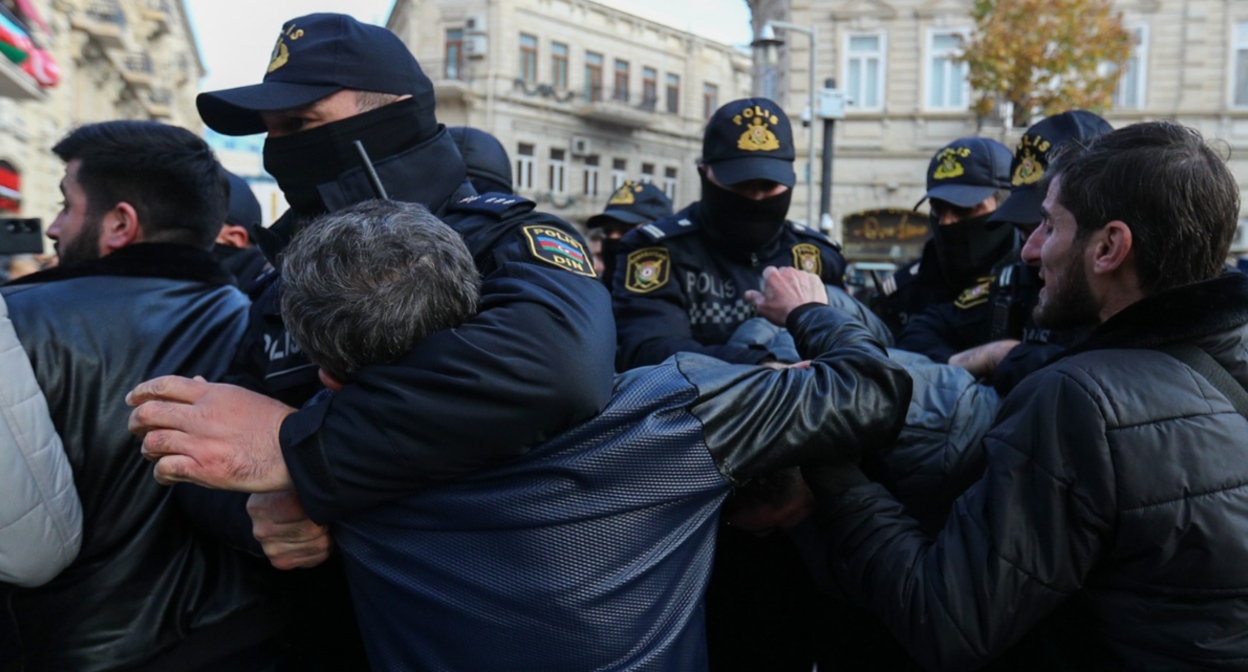 Сотрудники полиции задерживают активистов в Баку. Фото Азиза Каримова для "Кавказского узла".
