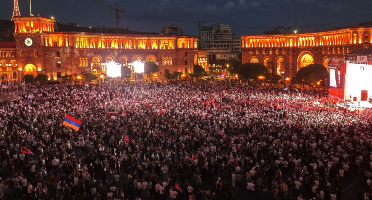 Митинг "Сильной Армении" на площади Республики в Ереване. Скриншот фото со страницы партии в Facebook от 03.06.26, https://www.facebook.com/photo/?fbid=122180048258928913&set=a.122103566582928913 (деятельность компании Meta, владеющей соцсетью, запрещена в России)