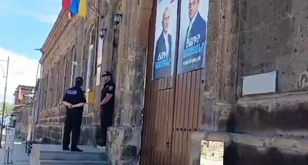 Обыски в офисе АРФ "Дашнакцутюн" в Гюмри. Скриншот видео https://news.day.az/world/1839292.html