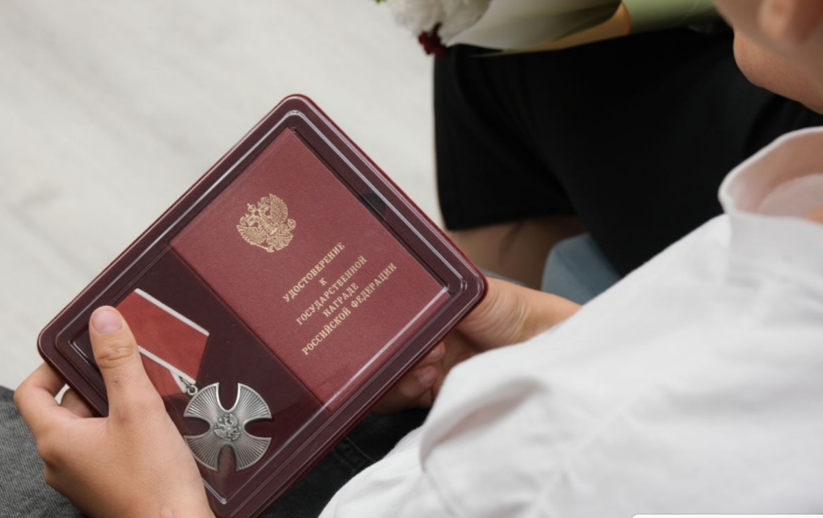 Орден Мужества в руках у родственника погибшего бойца. Скриншот фото от 05.06.26 из Telegram-канала администрации Красноярского округа, https://t.me/amo_kr_rayon/6204 Орден Мужества в руках у родственника погибшего бойца. Скриншот фото от 05.06.26 из Telegram-канала администрации Красноярского округа, https://t.me/amo_kr_rayon/6204