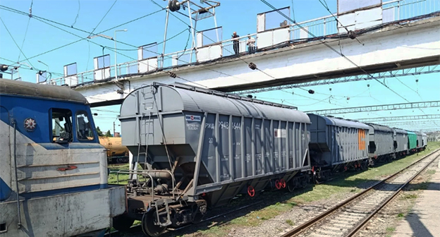 Вагоны с пшеницей. Фото: Report https://report.az/ru/biznes/iz-rf-v-armeniyu-tranzitom-cherez-azerbajdzhan-budet-otpravlena-pshenica Вагоны с пшеницей. Фото: Report https://report.az/ru/biznes/iz-rf-v-armeniyu-tranzitom-cherez-azerbajdzhan-budet-otpravlena-pshenica