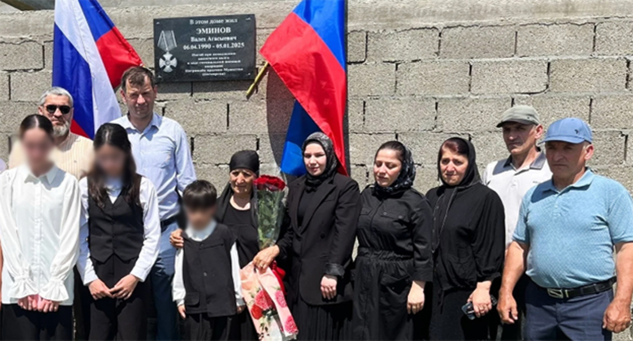 Мемориальная плита в честь Валеха Эминова. 17 июня 2026 г. Фото: пресс-служба Кизлярского района Мемориальная плита в честь Валеха Эминова. 17 июня 2026 г. Фото: пресс-служба Кизлярского района