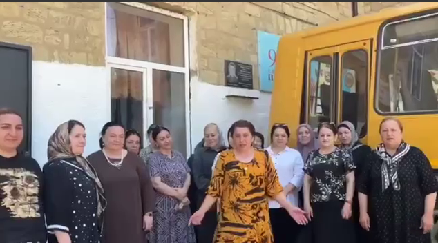 Стоп-кадр видеообращения коллектива школы поселка Красноармейский в Дагестане. Фото: Штаб Дагестана / Telegram-канал