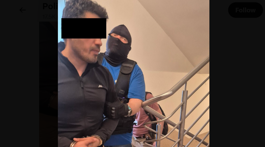 Силовик ведет Эльнура А. Скриншот фото полиции Люблина от 20.06.26, https://x.com/PolicjaLubelska/status/2068301027225292818/photo/1. Силовик ведет Эльнура А. Скриншот фото полиции Люблина от 20.06.26, https://x.com/PolicjaLubelska/status/2068301027225292818/photo/1.