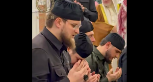 Сыновья и приближенные Рамзана Кадырова (на переднем плане - старший сын Ахмат) совершили молитву за пропавшего мальчика. Стоп-кадр видео из Telegram-канала главы Чечни от 19.06.26, https://t.me/RKadyrov_95/6675