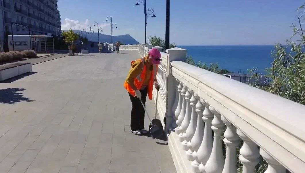 Работы по санитарной очистке набережной. Фото из телеграм-канала мэра Анапы https://t.me/sbmaslova/6790?comment=24483