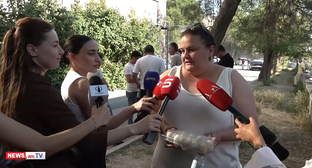 Переселенцы из Карабаха на акции в Ереване. Кадр из видео https://www.youtube.com/watch?v=d1nUZVOENKE&t=224s