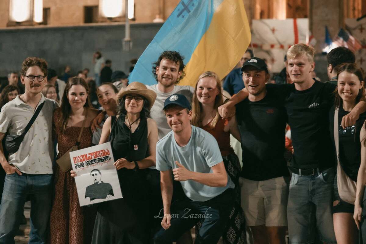 Стоп-кадр: "Протестующие в Тбилиси в 574-й день непрерывных протестов выразили солидарность с осужденной Наной Сандер". Фото: Levan Zazadze/ Facebook