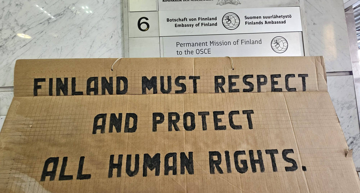 Транспарант с призывом к властям Финляндии защищать права человека. Скриншот публикации https://www.facebook.com/profile.php?id=61588263911571 (деятельность компании Meta (владеет Facebook, Instagram и WhatsApp) запрещена в России)