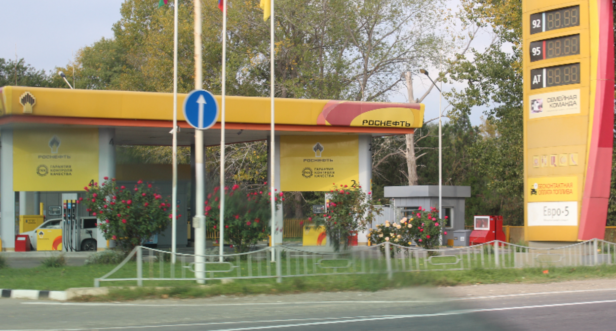 АЗС в Анапе. Скриншот фото с сервиса Яндекс.Карты, https://yandex.ru/maps/org/rosneft/1424333713/?ll=37.327415%2C44.909208&z=16