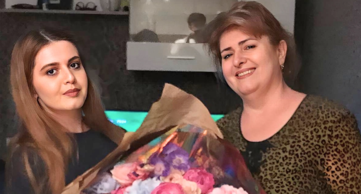 Алия Янгулбаева (слева) и Зарема Мусаева. Скриншот фото "Даптар" от 23.06.26, https://daptar.org/2026/06/23/naiti-podkhod-k-ramzanu-kadyrovu-pochemu-doch-zaklyuchennoi-zaremy-musaevoi-obratilas-k-docheri-glavy-chechni/