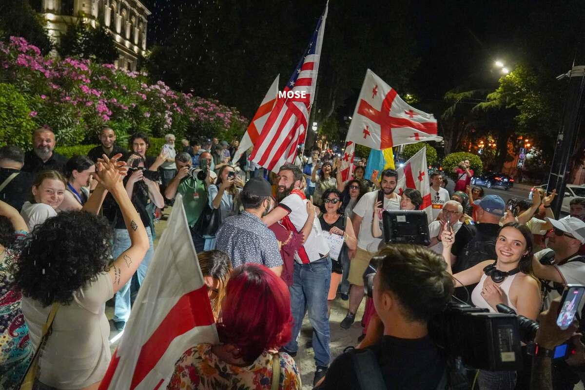Кадр протестующие на проспекте Руставели в Тбилиси в 581-й день непрерывных протестов. Фото: MO SE / Facebook Кадр протестующие на проспекте Руставели в Тбилиси в 581-й день непрерывных протестов. Фото: MO SE / Facebook