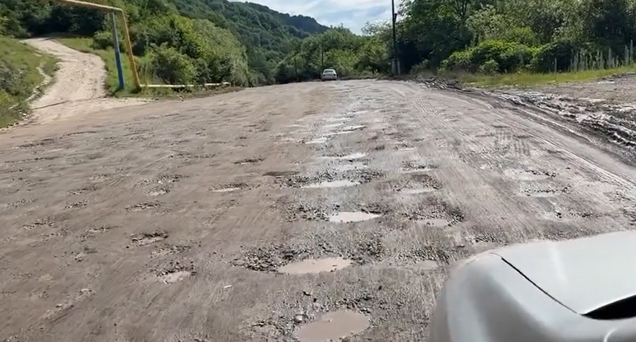 Дорога от села Лечинкай до Нижнего Чегема. Кадр из видео https://www.instagram.com/_07_kbr/reel/DaSnbMlAm-H (деятельность компании Meta (владеет Facebook, Instagram и WhatsApp) запрещена в России)