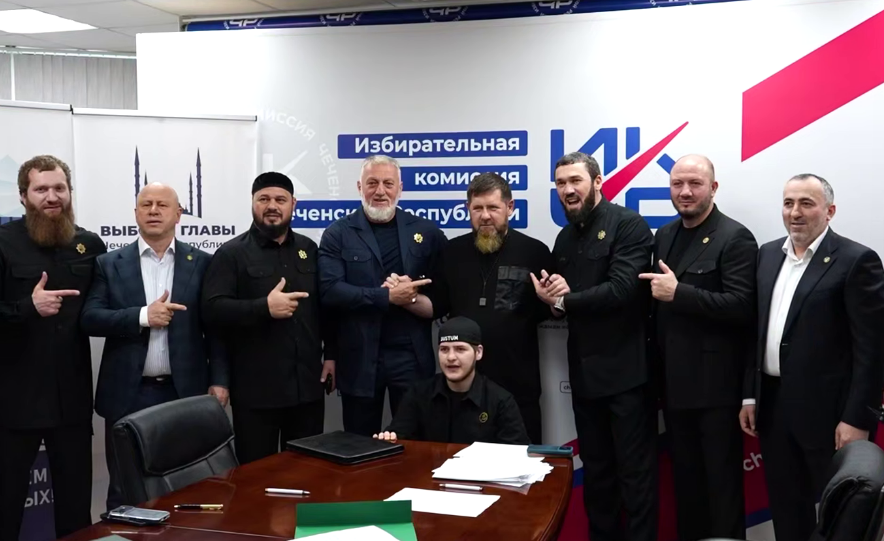 Рамзан Кадыров и чеченские чиновники в избиркоме республики. Стоп-кадр видео из Telegram-канала Рамзана Кадырова от 08.07.26, https://t.me/RKadyrov_95/6719 Рамзан Кадыров и чеченские чиновники в избиркоме республики. Стоп-кадр видео из Telegram-канала Рамзана Кадырова от 08.07.26, https://t.me/RKadyrov_95/6719
