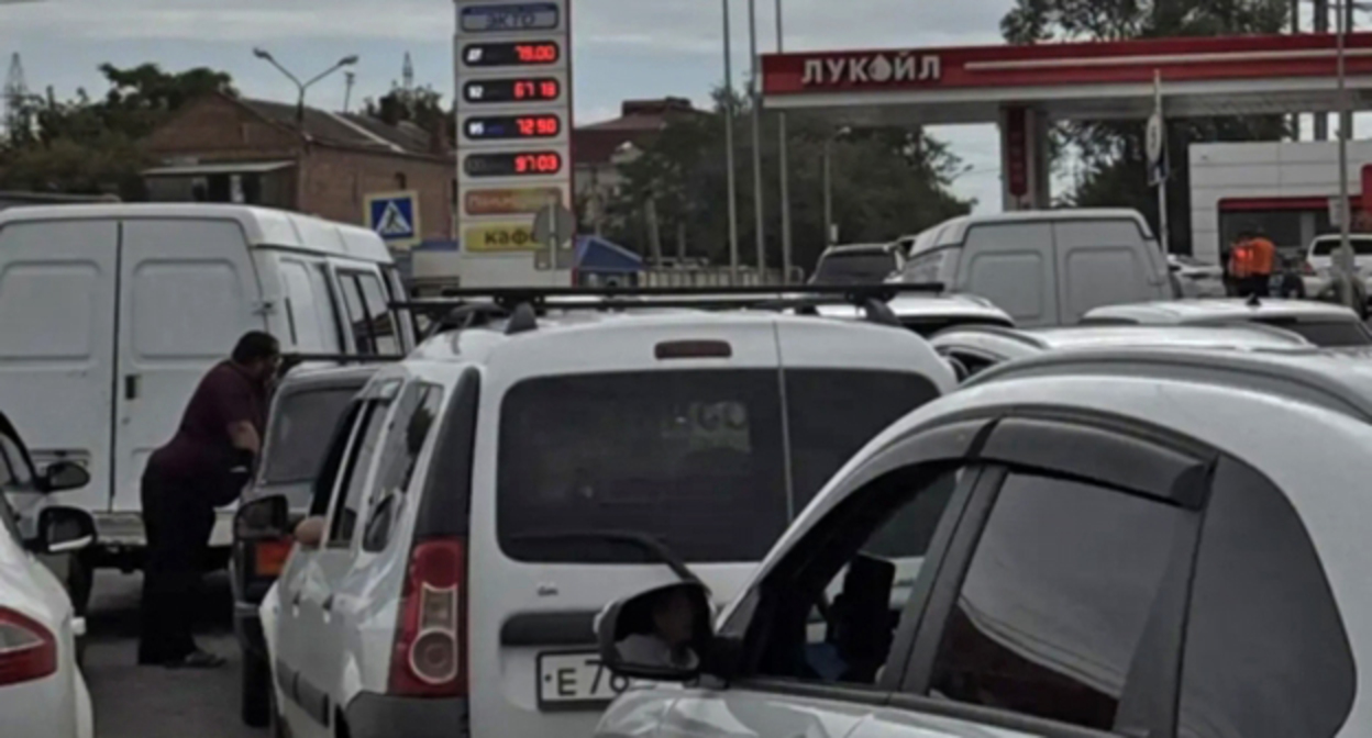 Очередь за бензином в Астрахани. Фото: https://astrakhan.su/