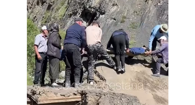 Жители Чародинского района несут больного на руках к врачу. Скриншот видео https://www.instagram.com/reels/DanYVnSM_Rc/ Жители Чародинского района несут больного на руках к врачу. Скриншот видео https://www.instagram.com/reels/DanYVnSM_Rc/