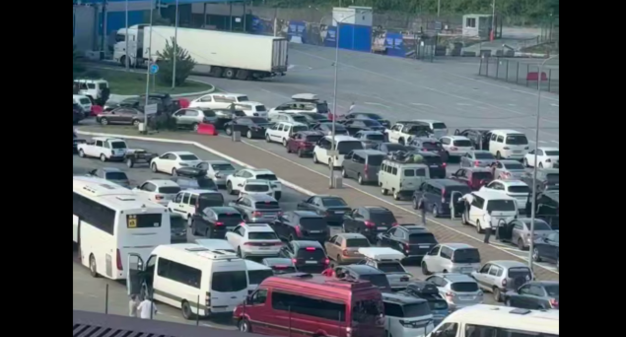 Пробка на границе с Абхазией. Стоп-кадр видео https://t.me/apsny/26475 от 11.07.26