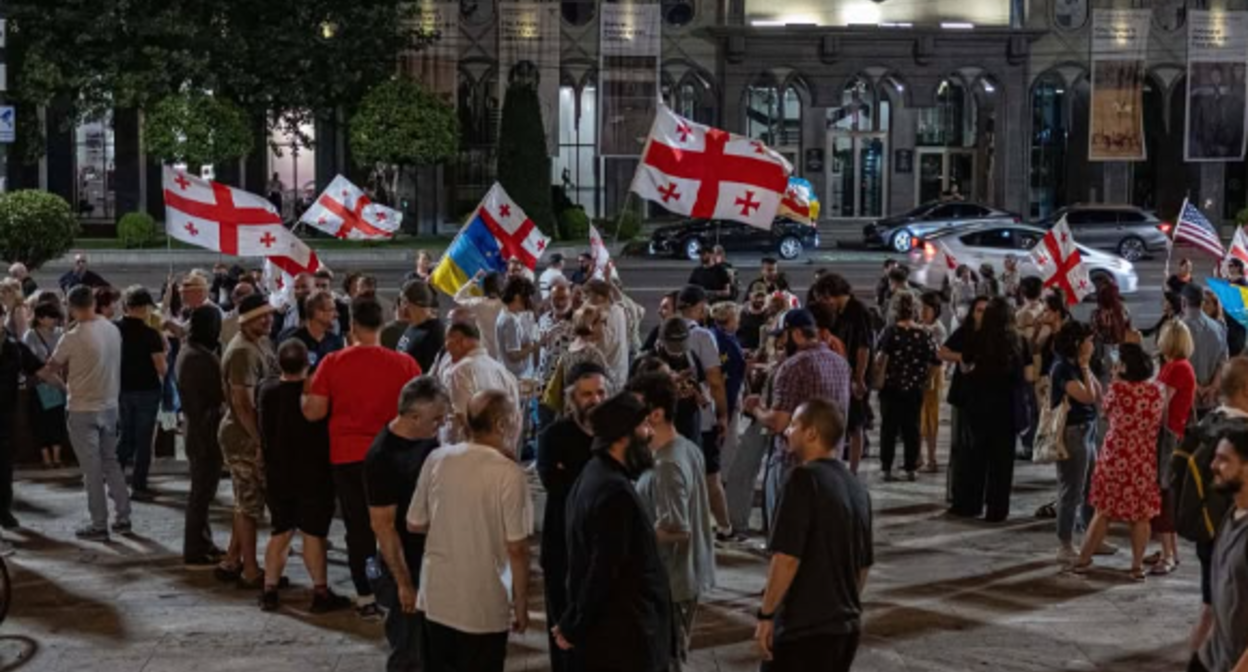 Акция протеста у парламента Грузии. Скриншот фото Publika от 15.07.26, https://www.facebook.com/photo?fbid=1813994173333458&set=a.715406393192247 (деятельность компании Meta, владеющей соцсетью, запрещена в России)