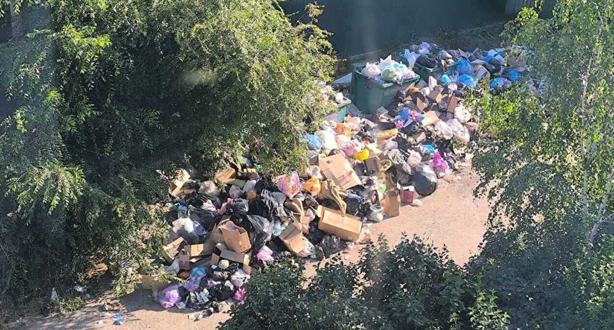 Свалка под окнами многоквартирного дома. Фото предоставлено "Кавказскому узлу" местными жителями.
