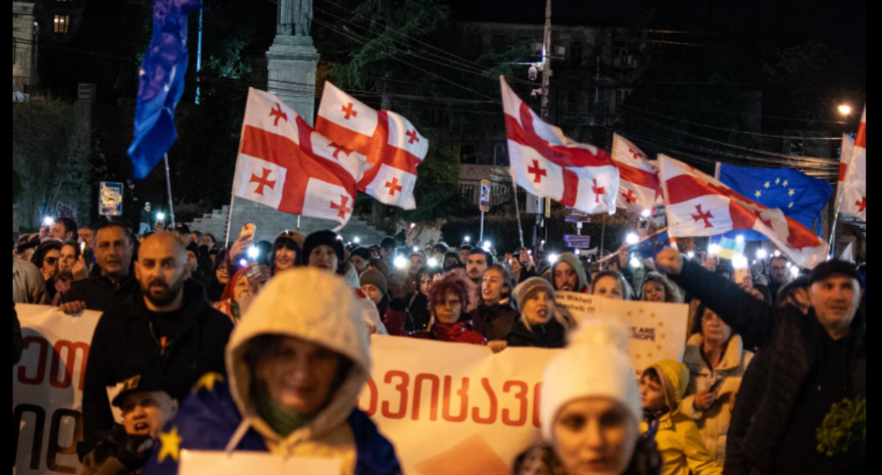 Участники шествия в Тбилиси. Скриншот публикации https://www.facebook.com/photo/?fbid=1723946605671549&set=pcb.1723946732338203 (деятельность компании Meta, владеющей соцсетью, запрещена в России).