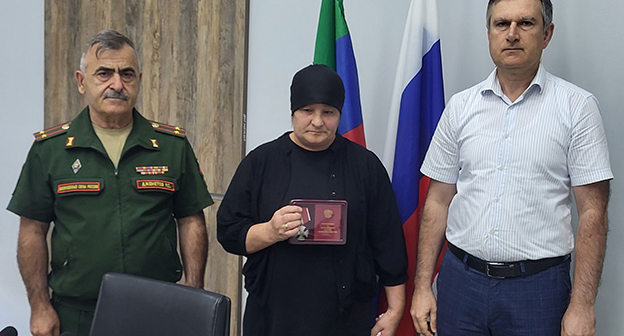 Вручение родителям посмертных наград погибших бойцов. 20 июля 2026 г. Фото: https://suleiman-stalskiy.ru/ Вручение родителям посмертных наград погибших бойцов. 20 июля 2026 г. Фото: https://suleiman-stalskiy.ru/