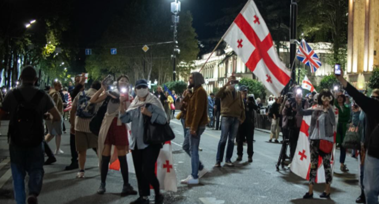 Участники протестов в Тбилиси. Скриншот публикации https://www.facebook.com/photo?fbid=15524914261 (деятельность компании Meta, владеющей соцсетью, запрещена в России). Участники протестов в Тбилиси. Скриншот публикации https://www.facebook.com/photo?fbid=15524914261 (деятельность компании Meta, владеющей соцсетью, запрещена в России).