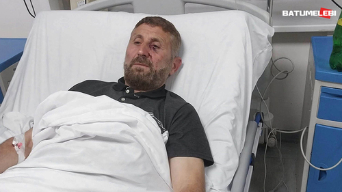 Кадр в Ахалцихе во дворе дома своего отца был избит имам местной мечети Шевкет Двалидзе. Фото: Батумелеби / https://batumelebi.netgazeti.ge/news/629810/ Кадр в Ахалцихе во дворе дома своего отца был избит имам местной мечети Шевкет Двалидзе. Фото: Батумелеби / https://batumelebi.netgazeti.ge/news/629810/