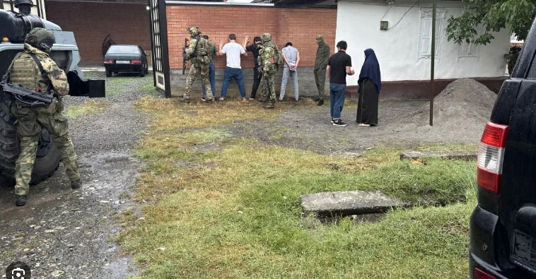 Сотрудники правоохранительных органов задерживают подозреваемых. 31 июля 2026 г. Скриншот видео https://t.me/mvdri/10800