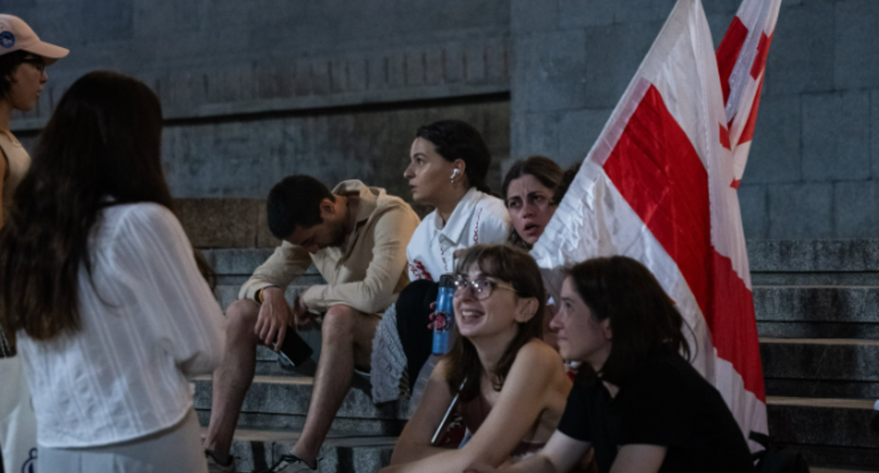 Участники акции протеста в Тбилиси. Скриншот фото Publika от 02.08.26, https://www.facebook.com/photo/?fbid=1830019351730940&set=pb.100041686795244.-2207520000 (деятельность компании Meta, владеющей соцсетью, запрещена в России) Участники акции протеста в Тбилиси. Скриншот фото Publika от 02.08.26, https://www.facebook.com/photo/?fbid=1830019351730940&set=pb.100041686795244.-2207520000 (деятельность компании Meta, владеющей соцсетью, запрещена в России)
