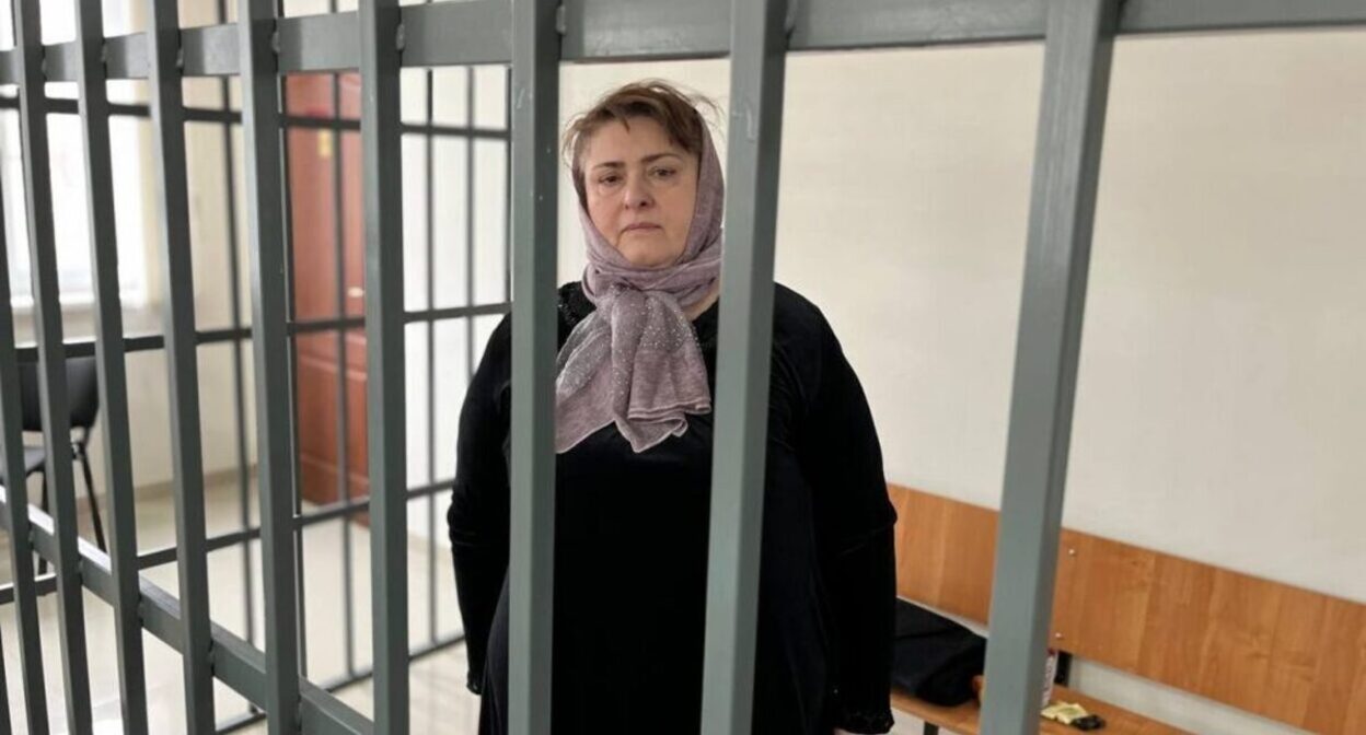 Зарема Мусаева в суде. Скриншот фото в телеграм-канале "Бакар Янгулбаев" Зарема Мусаева в суде. Скриншот фото в телеграм-канале "Бакар Янгулбаев"