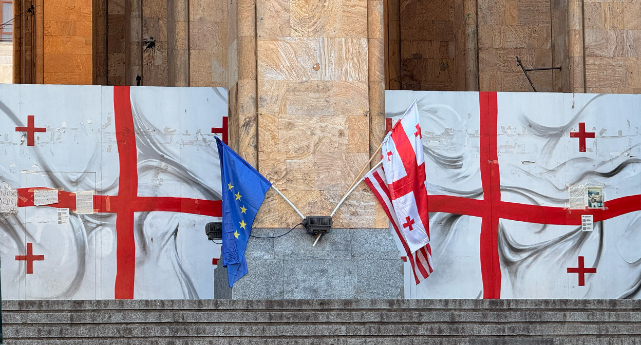 У парламента Грузии. Фото "Кавказского Узла". 