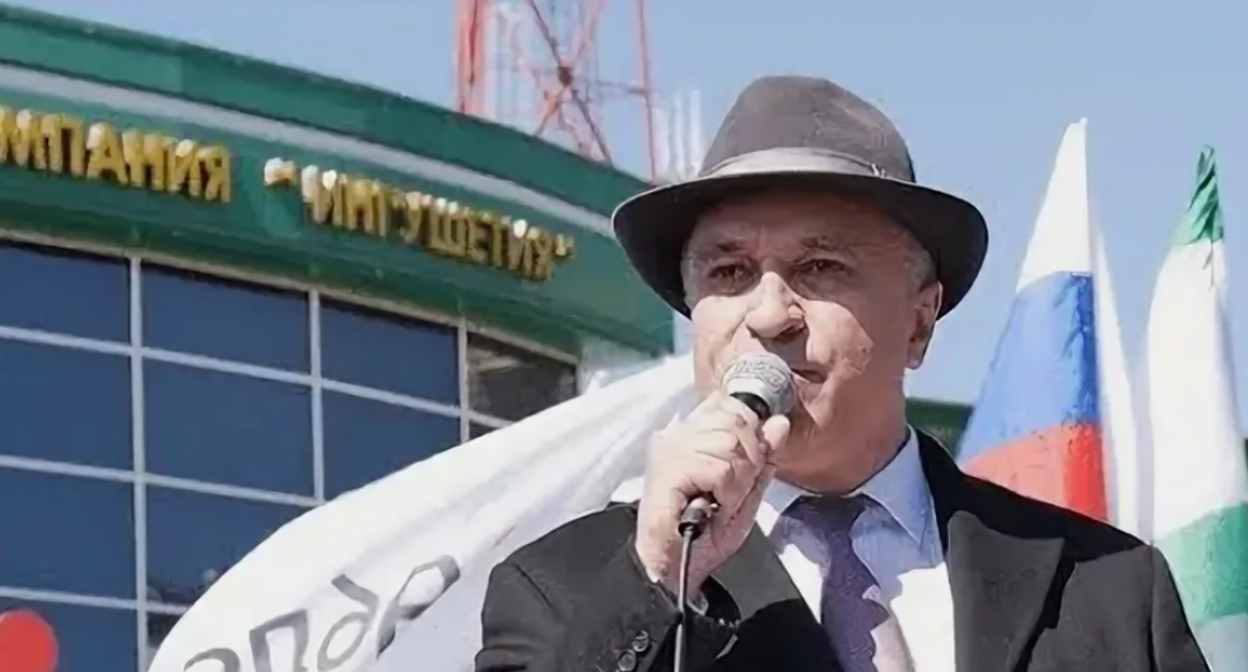 Ахмед Погоров. Стоп-кадр видео от 13.06.2019, https://www.youtube.com/watch?v=aMi4DyUBHW8 Ахмед Погоров. Стоп-кадр видео от 13.06.2019, https://www.youtube.com/watch?v=aMi4DyUBHW8