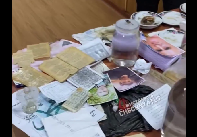 Изъятые у гадалок вещи. Стоп-кадр видео "Тут Чечня" от 07.08.26, https://t.me/tutchechnya/8185.