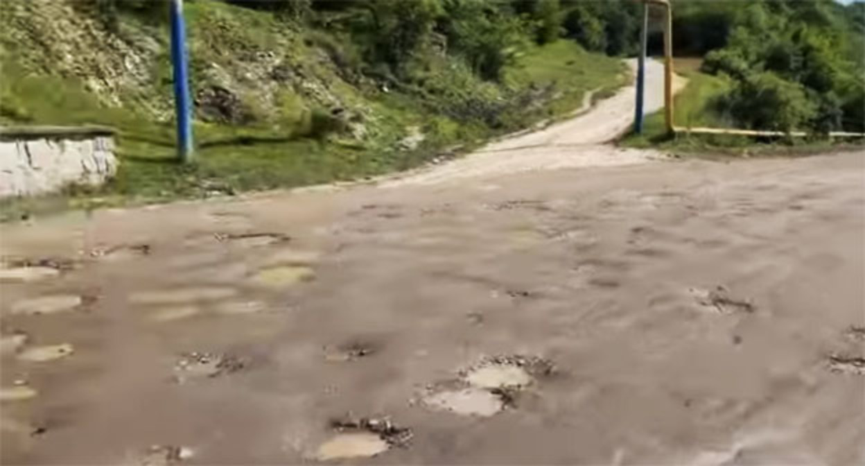 Дорога от Лечинкая до Нижнего Чегема. Скриншот видео https://www.instagram.com/_07_kbr/reel/DaSnbMlAm-H Дорога от Лечинкая до Нижнего Чегема. Скриншот видео https://www.instagram.com/_07_kbr/reel/DaSnbMlAm-H