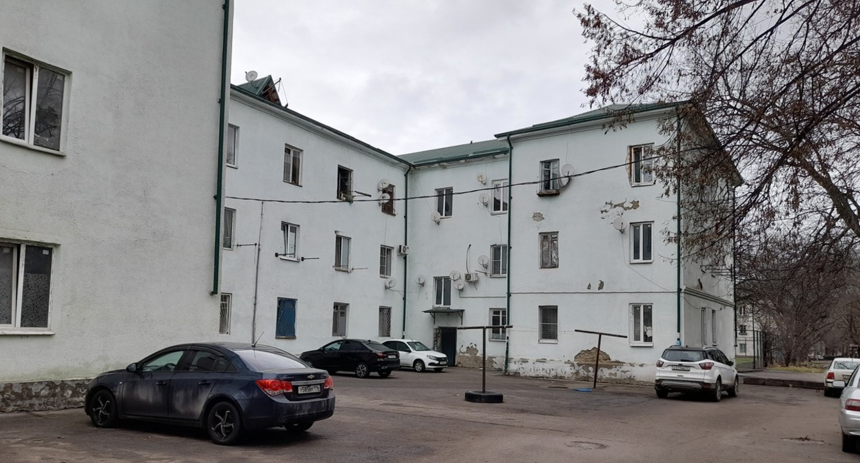 Здание аварийного общежития в Нальчике. Фото "Кавказского узла" Здание аварийного общежития в Нальчике. Фото "Кавказского узла"
