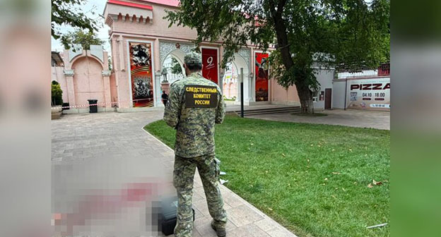 Сотрудник следственного комитета на месте преступления. 14 августа 2026 г. Фото: MAX/"СУ СК России по Республике