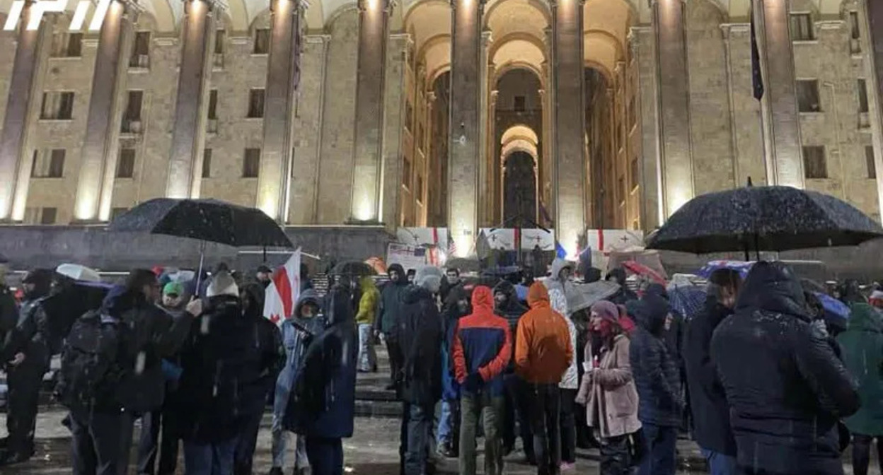 Участники акции у парламента Грузии.  Фото: Interpressnews / https://www.interpressnews.ge/ka/article/85966-parlamenttan-saprotesto-akcia-mimdinareobs