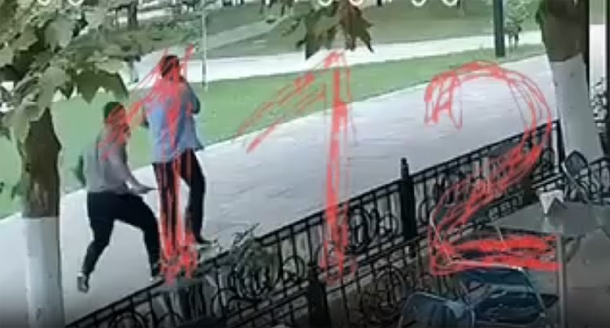 Момент нападения в городском саду Махачкалы. Кадр из видео https://t.me/ENews112/28570 Момент нападения в городском саду Махачкалы. Кадр из видео https://t.me/ENews112/28570