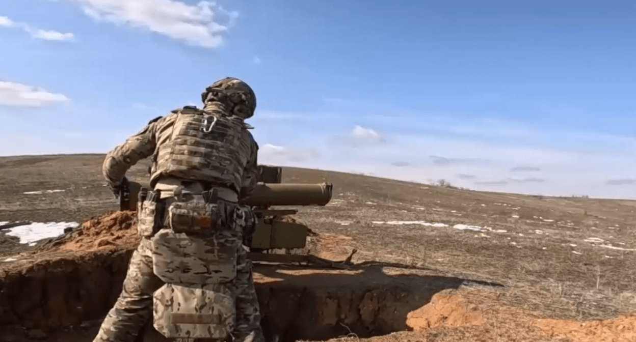 Российский военный. Кадр видео Минобороны России от 12.04.25, https://t.me/mod_russia/51226 Российский военный. Кадр видео Минобороны России от 12.04.25, https://t.me/mod_russia/51226