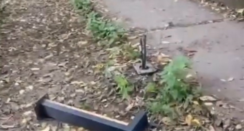 Поврежденный фонарь. Кадр из видео на странице https://www.instagram.com/reels/Dci-PWsNVHc (деятельность компании Meta (владеет Facebook, Instagram и WhatsApp) запрещена в России) Поврежденный фонарь. Кадр из видео на странице https://www.instagram.com/reels/Dci-PWsNVHc (деятельность компании Meta (владеет Facebook, Instagram и WhatsApp) запрещена в России)