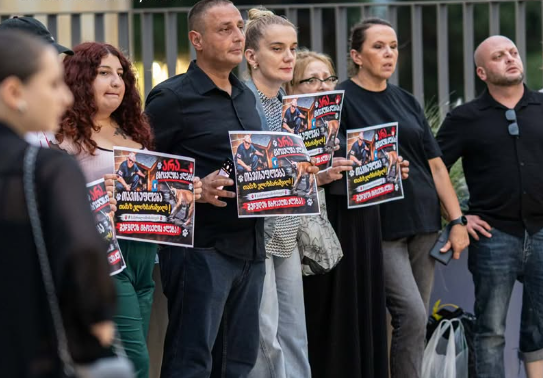 Акция зоозащитников. Скриншот фото Publika от 06.09.26, https://www.facebook.com/photo?fbid=1862280591838149&set=pb.100041686795244.-2207520000(деятельность компании Meta, владеющей соцсетью, запрещена в России).