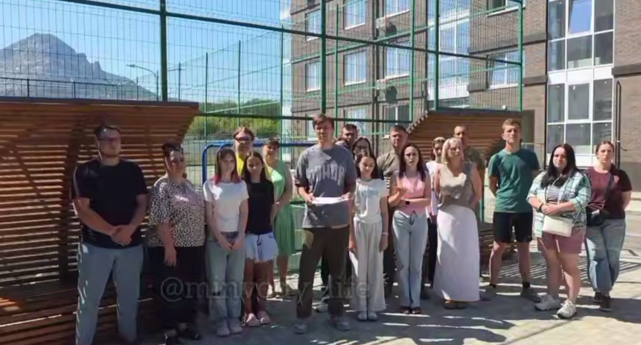Обращение жителей дома в Минеральных водах. Кадр из видео https://t.me/MinVody_Life_1/40845 Обращение жителей дома в Минеральных водах. Кадр из видео https://t.me/MinVody_Life_1/40845