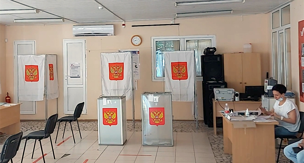 На избирательном участке. Кадр из видео https://www.youtube.com/watch?v=k9y1lKsvPt8&t=766s На избирательном участке. Кадр из видео https://www.youtube.com/watch?v=k9y1lKsvPt8&t=766s