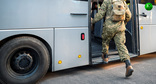 Военнослужащий заходит в автобус. Иллюстрация создана «Кавказским узлом» с помощью ИИ в программе Copilot