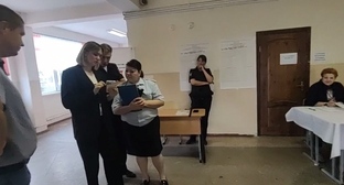 Представители силовой структуры на избирательном участке в Краснодаре. 20 сентября 2026 года. Кадр видео из телеграм-канала "ТИК Западная голосование 2026" https://t.me/tikzapad/94